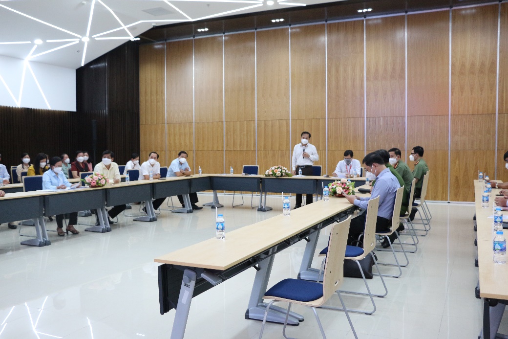 Mr. Pham Van Luy, members of the Standing Committee, Acting Chairman of People's Committee Binh Chanh District spoke at the meeting