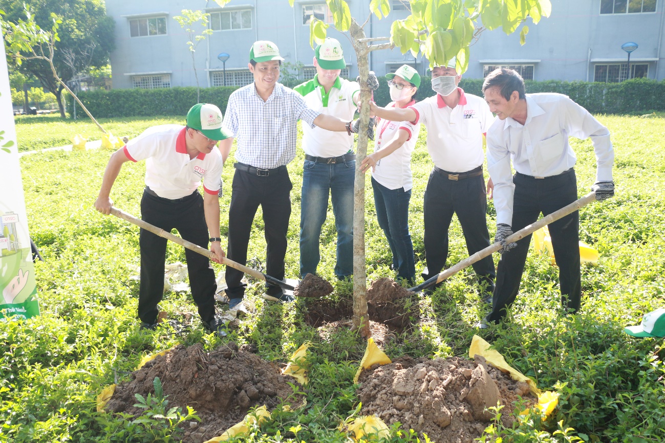 Đại diện Ban tổ chức trồng cây góp phần tăng thêm mảng xanh và bảo vệ không khí trong lành tại QTSC