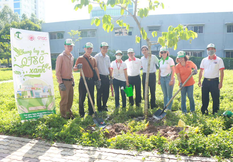 Đại diện Ban tổ chức trồng cây góp phần tăng thêm mảng xanh và bảo vệ không khí trong lành tại QTSC
