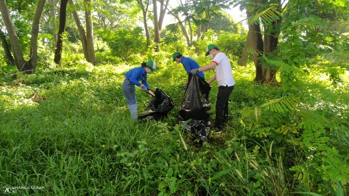 Các doanh nghiệp, người lao động và các bạn sinh viên được phân công theo nhóm để thực hiện dọn vệ sinh và trồng cây trong khuôn viên