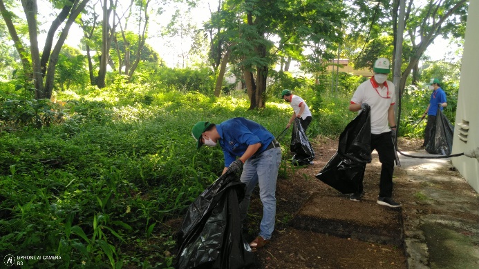 Các doanh nghiệp, người lao động và các bạn sinh viên được phân công theo nhóm để thực hiện dọn vệ sinh và trồng cây trong khuôn viên