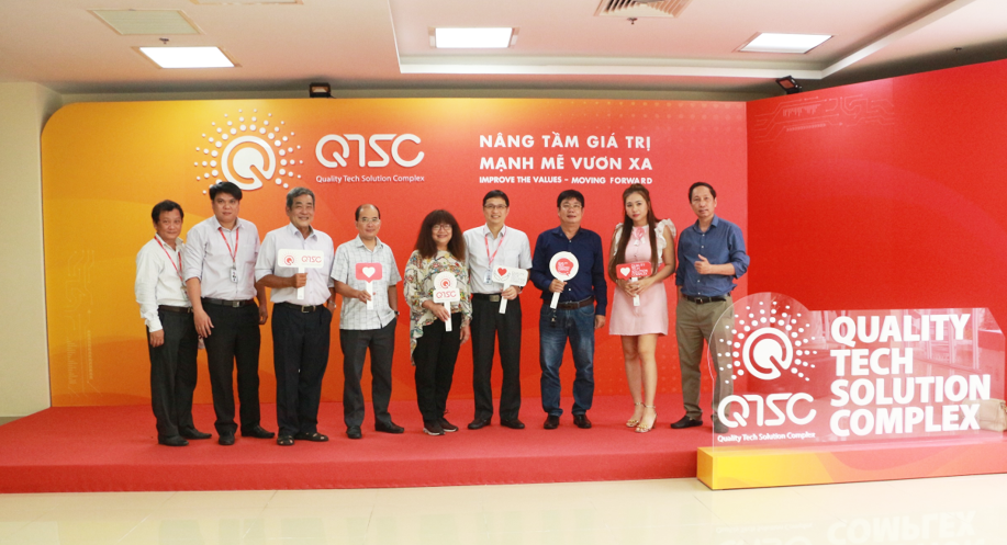 Chụp hình lưu niệm tại sảnh tòa nhà QTSC Building 1, Công viên phần mềm Quang Trung