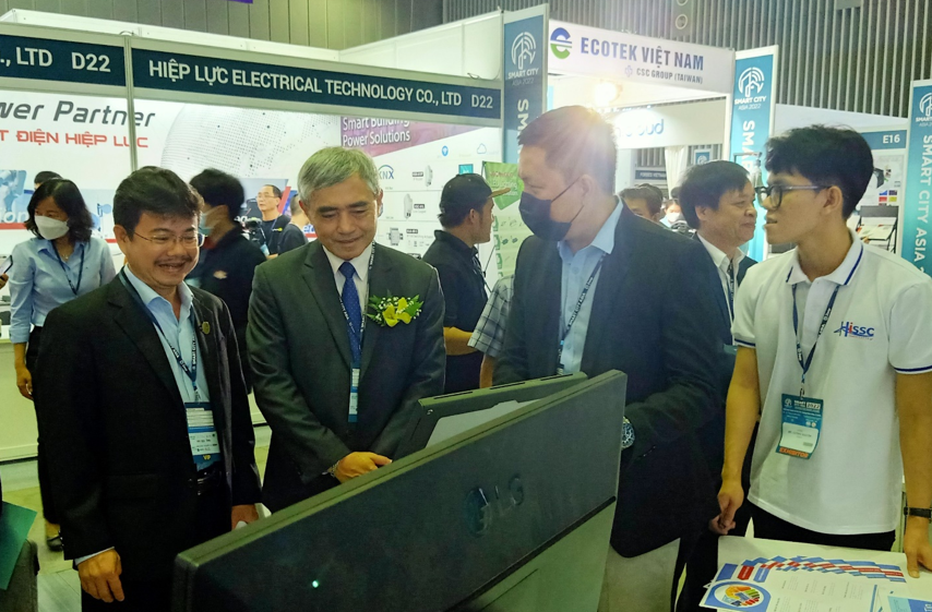 Ông Nguyễn Minh Hồng – Nguyên Thứ trưởng Bộ Thông tin và Truyền thông, Chủ tịch Hội truyền thông số Việt Nam thăm gian hàng QTSC và các doanh nghiệp nội khu