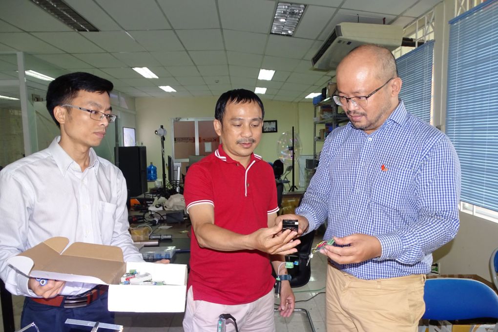 TS Hồ Điệp (phải) và các cộng sự trong phòng lab tại Công viên phần mềm Quang Trung. Ảnh: Hà An
