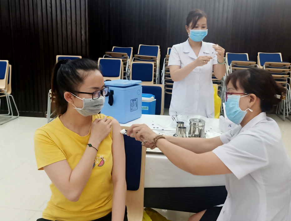 Tiêm vắc xin ngừa Covid-19 mũi nhắc lại lần 2 (mũi 4) cho người lao động tại QTSC