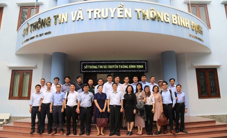 Các đơn vị chụp hình lưu niệm tại Sở TT&TT Bình Định