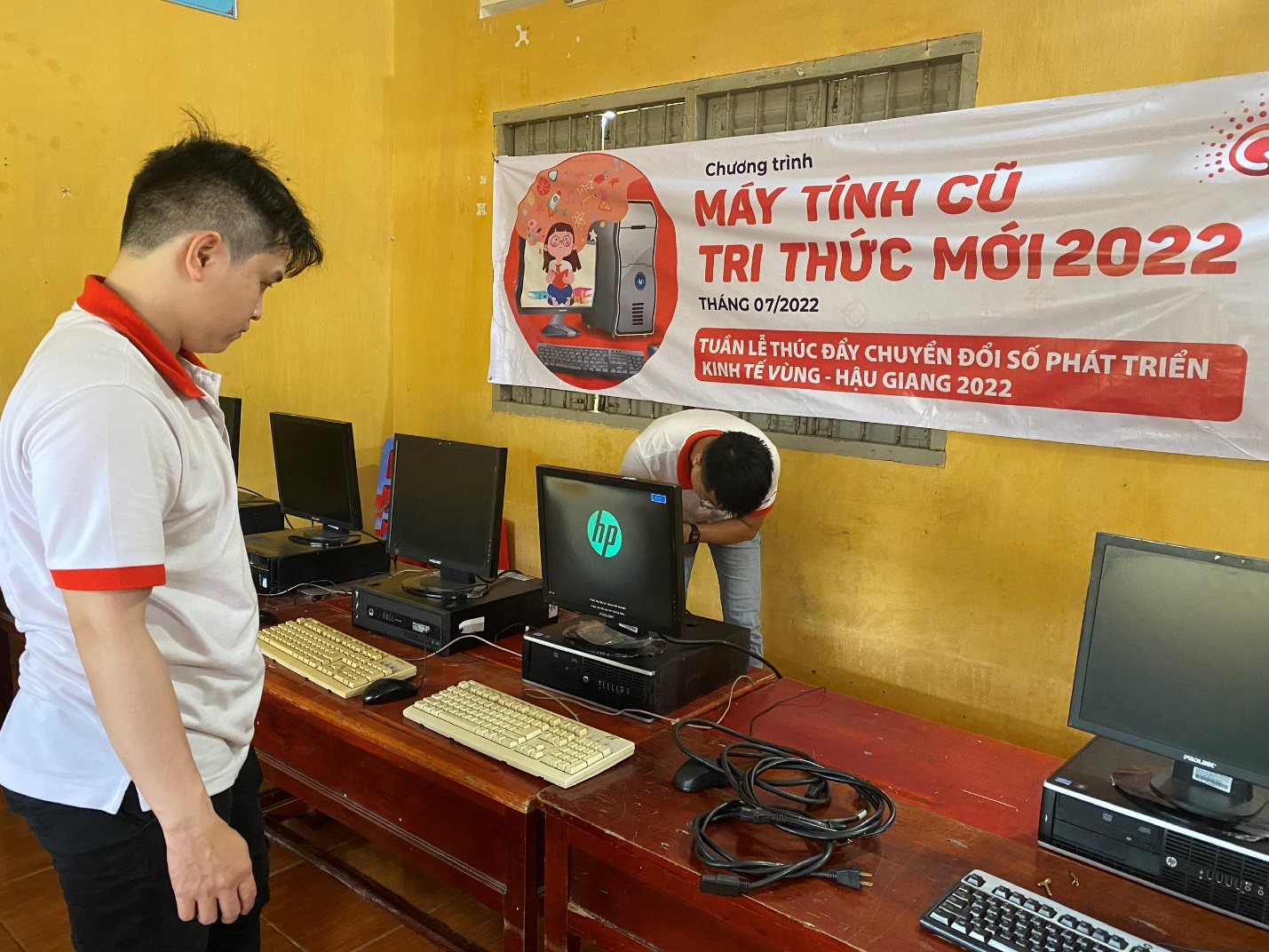 Trao tặng và hỗ trợ lắp đặt máy tính tại trường Tiểu học Vĩnh Tường 3