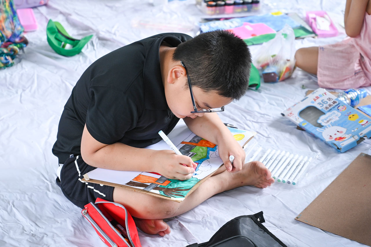 Children of the “Dream Color” program are drawing