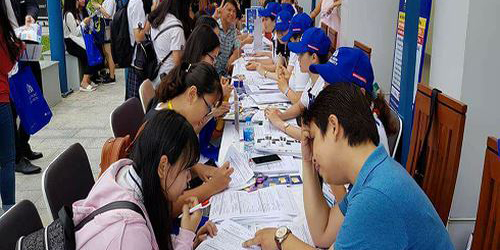 Gần 1.000 học sinh tham quan, được tư vấn tuyển sinh ở Đại học Hoa Sen