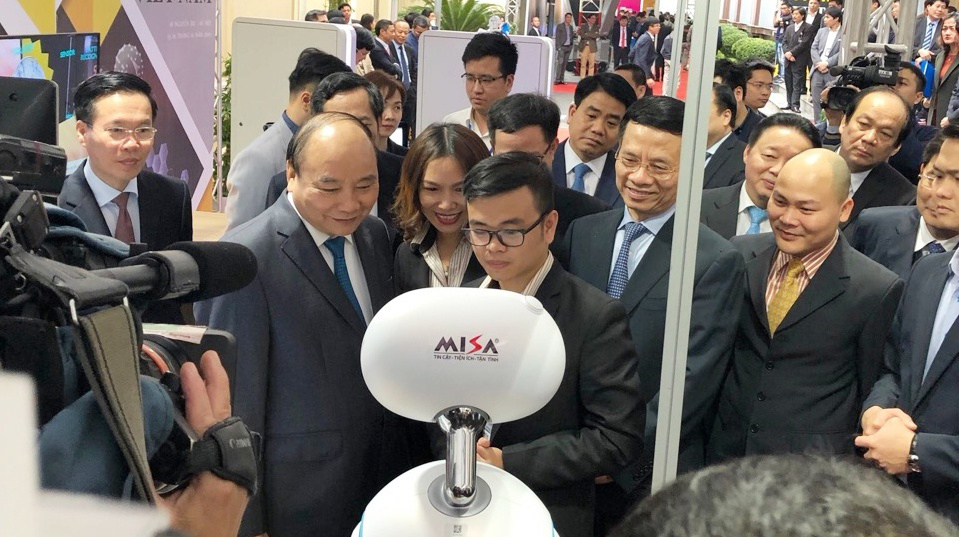 Thủ tướng Nguyễn Xuân Phúc chúc mừng MISA ứng dụng thành công AI và phát triển robot lễ tân nhà hàng