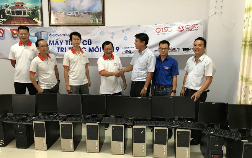 QTSC Foundation donated 15 computer sets to Vinh Long Province