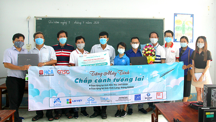QTSC cooperated with HCA to donate 42 PCs and Laptops to Vinh Long Province