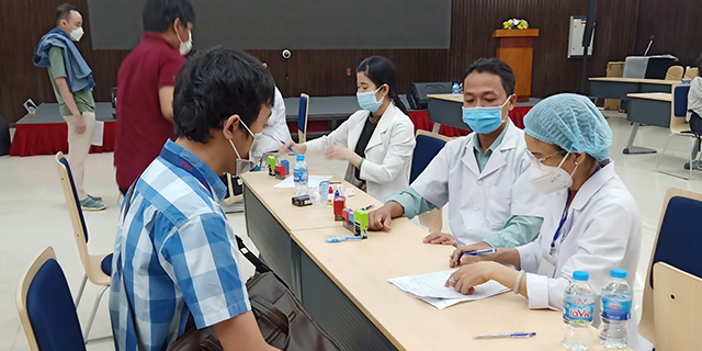 Tiêm vắc xin phòng Covid-19 mũi bổ sung cho người lao động tại Công viên phần mềm Quang Trung