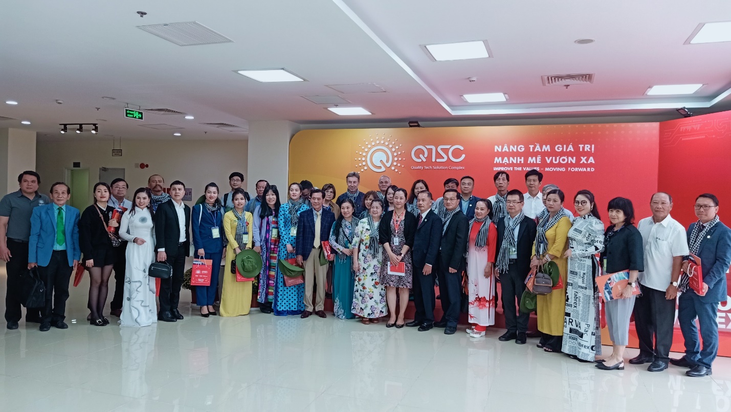 Welcoming the overseas Vietnamese delegation to visit QTSC