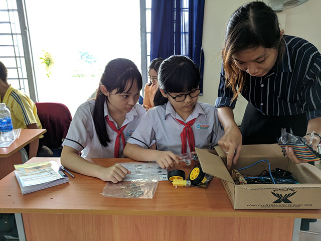 SRobot training at Le Van Huu Secondary School in Nha Be District
