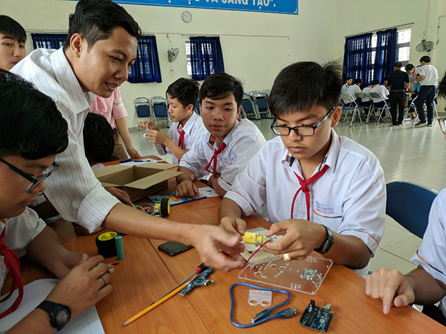 SRobot training at Le Van Huu Secondary School in Nha Be District