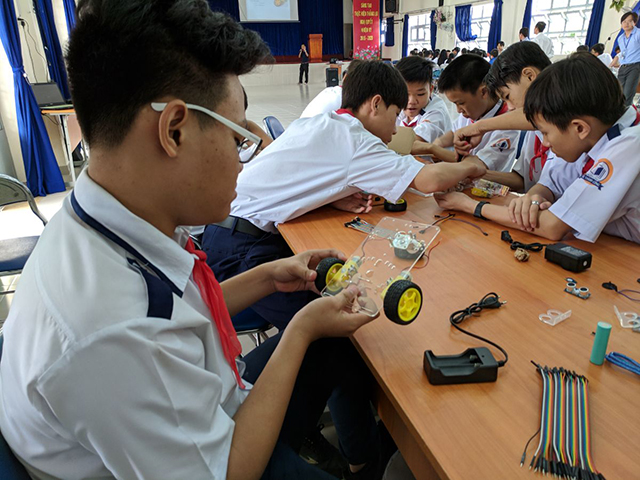 SRobot training at Le Van Huu Secondary School in Nha Be District