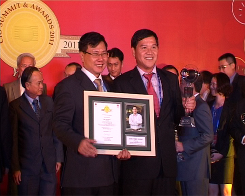 Mr. Chu Tien Dung (the right side) at CIO Awards 2011
