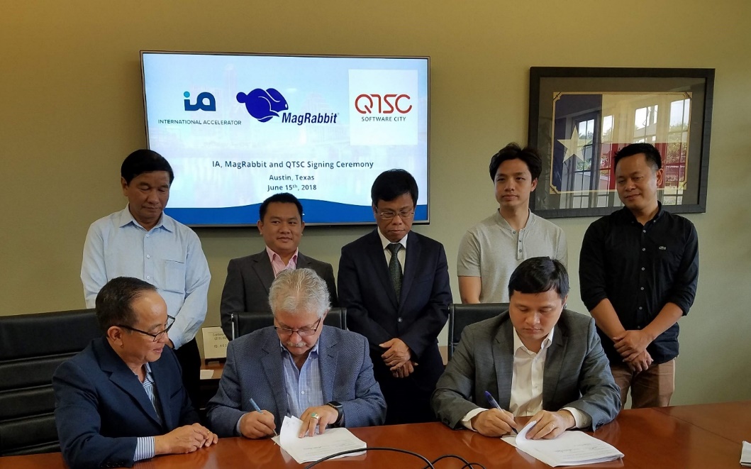 Mr. Lam Nguyen Hai Long (right) – CEO of QTSC, Mr. Angelos Angelou (middle) – Founder and CEO of IA and Mr. Thanh Hodinh (left) – Founder and CEO of MagRabbit signed the MOU for the International Accelerator Program. Mr. Luong Quoc Huy (behind, middle) - Consulate General of Vietnam in Houston witnessed the signing ceremony.