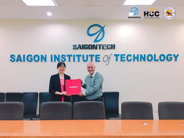 saigontech-trao-qua-luu-niem-cho-chain-spirit-malaysia
