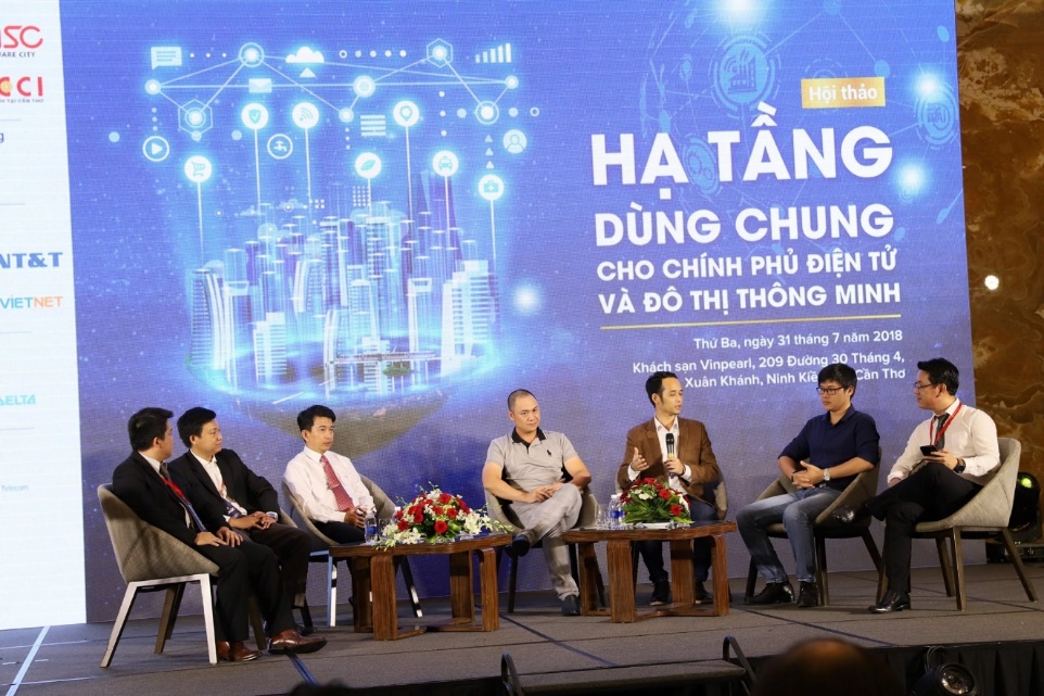 cac-dien-gia-tham-gia-thao-luan-voi-khach-tham-du