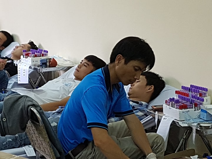 ky-thuat-vien-dang-lay-mau-tu-cac-ca-nhan-tham-gia-hien-mau-nhan-dao-tai-qtsc