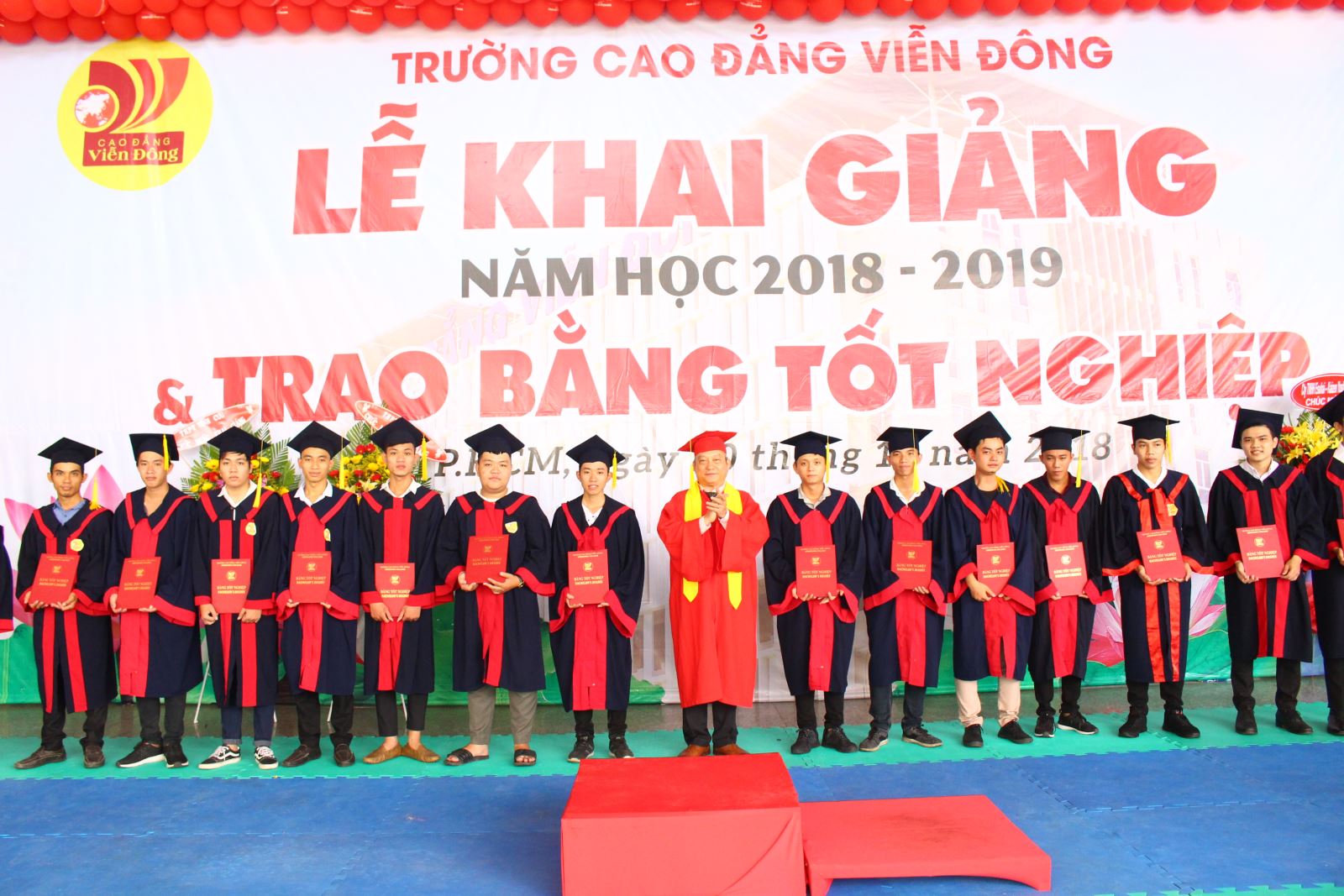 trao bang tot nghiep