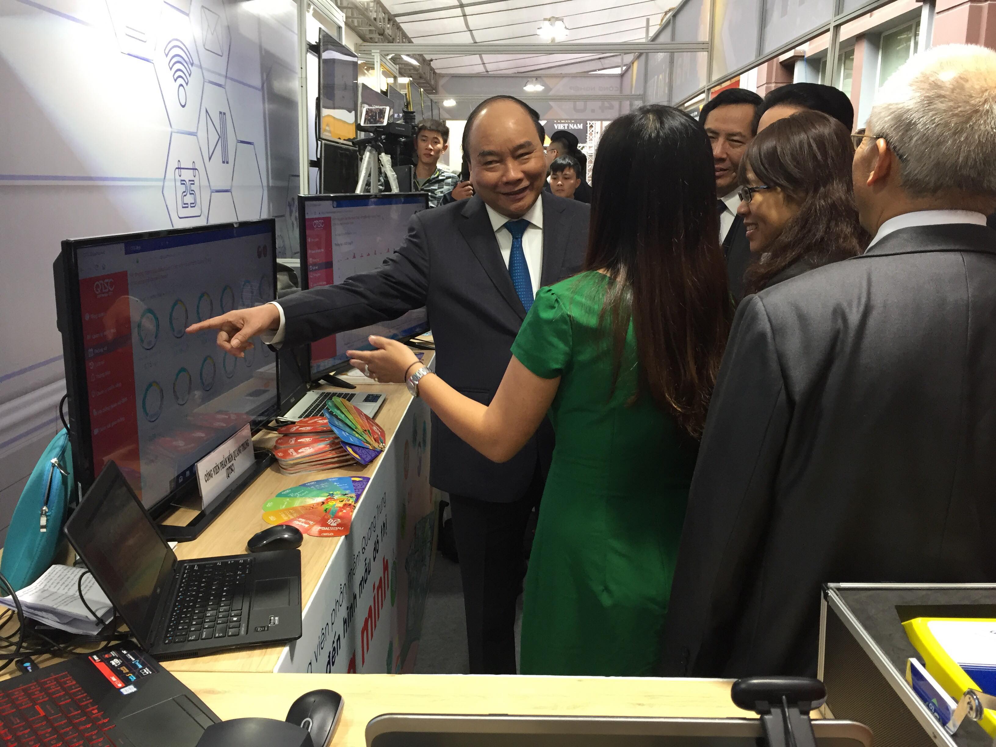 Thu-tuong-Nguyen-Xuan-Phuc-va-cac-dong-chi-lanh-dao-tham-quan-gian-hang-trien-lam-cong-nghe-4.0-cua-QTSC