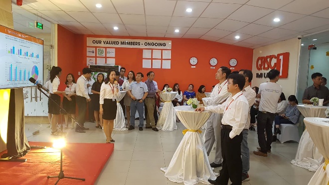 ba pham thi kim phuong pho giam doc qtsc trinh bay tai buoi gap go