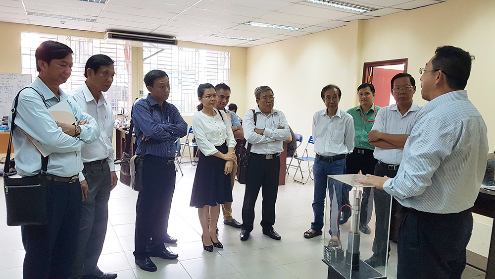 Đoàn thăm quan và nghe giới thiệu về các nghiên cứu mới của công ty 5D tại khu R&D Labs của QTSC