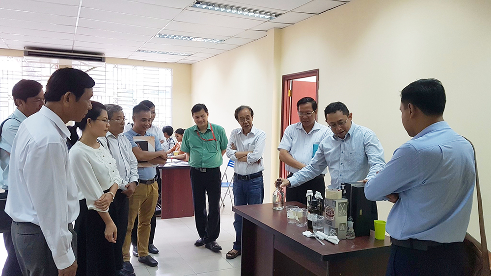 Đoàn thăm quan và nghe giới thiệu về các nghiên cứu mới của công ty 5D tại khu R&D Labs của QTSC