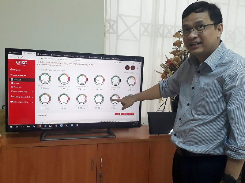 Ông Lâm Nguyễn Hải Long, giới thiệu các hệ thống thông minh được quản lý trên máy tính do QTSC triển khai từ năm 2016. Ảnh: Hà Thế An.