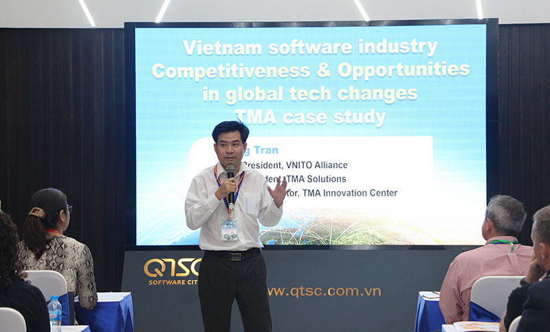 Ông Trần Phúc Hồng – Phó TGĐ TMA Solutions trình bày tại buổi gặp gỡ
