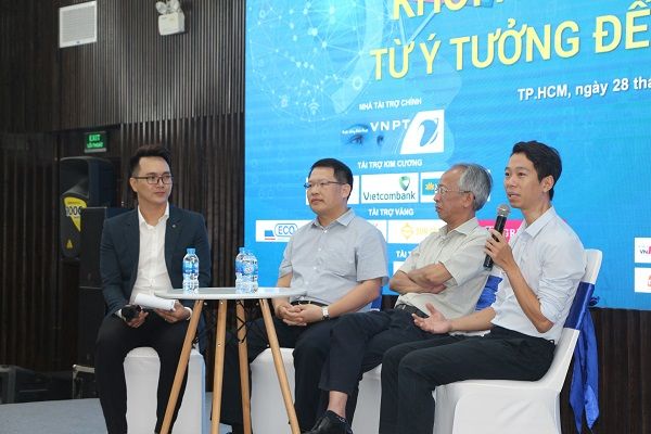 Ông Nguyễn Văn Tấn, Phó Tổng Giám đốc VNPT; ông Nguyễn Long, Tổng Thư ký Hội Tin học Việt Nam; anh Lê Công Thành, Chủ tịch Công ty InfoRe Technology giao lưu trong chương trình phát động Giải thưởng NTĐV 2019 cùng các sinh viên, startup tại Công viên Phần mềm, TP.HCM
