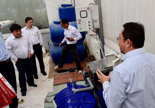 Lãnh đạo các báo đài tham quan thiết bị do các kỹ sư tại Công viên phần mềm Quang Trung chế tạo- Ảnh: TỰ TRUNG