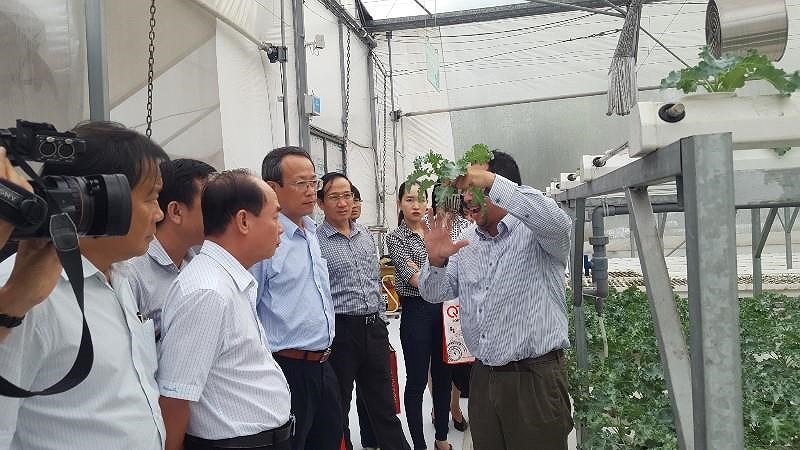 Đoàn lãnh đạo báo chí nghe giới thiệu về khu thực nghiệm ứng dụng CNTT trong nông nghiệp. Ảnh: PHƯƠNG THÙY