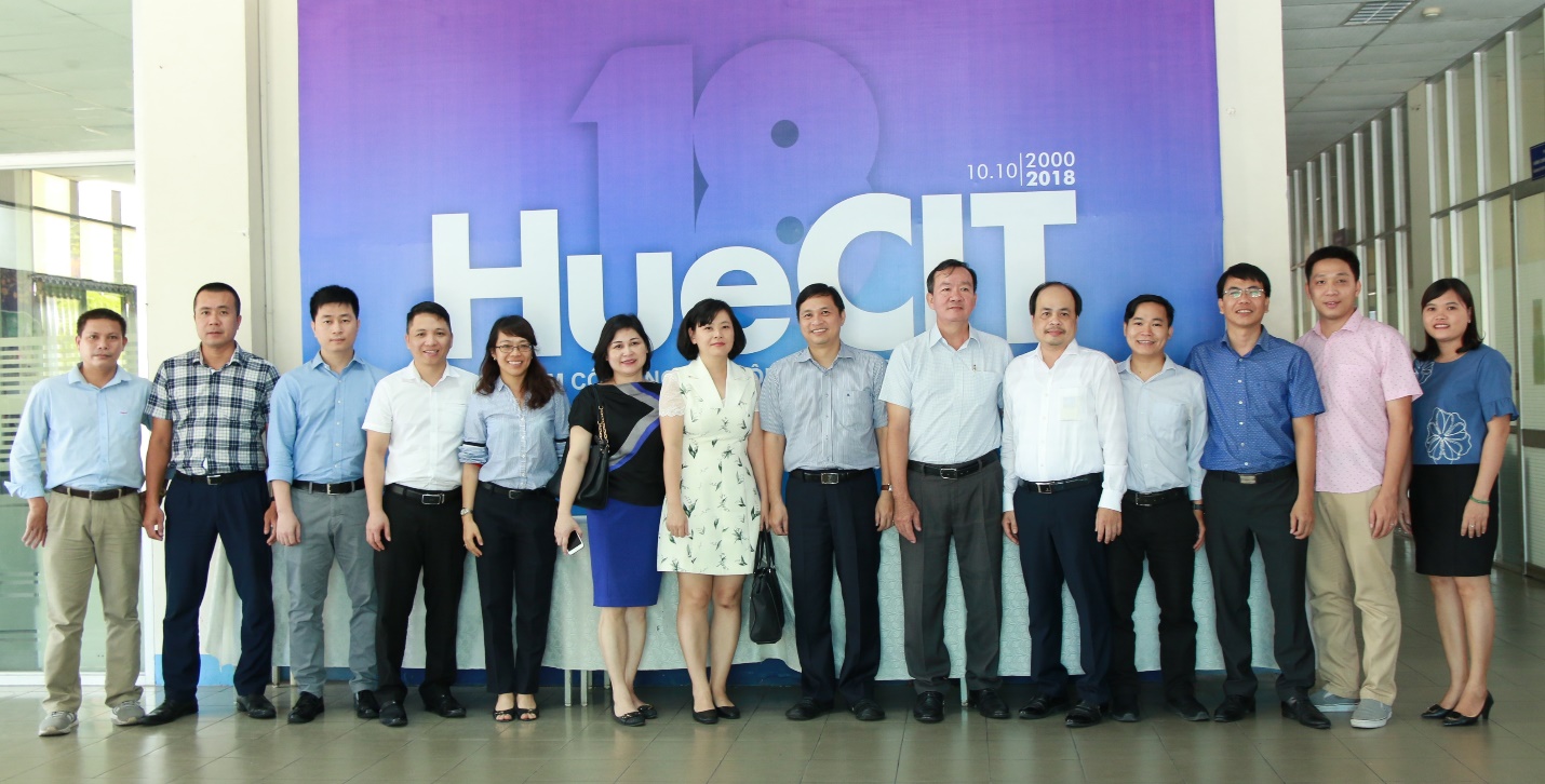 Đoàn làm việc chụp hình lưu niệm tại HueCIT