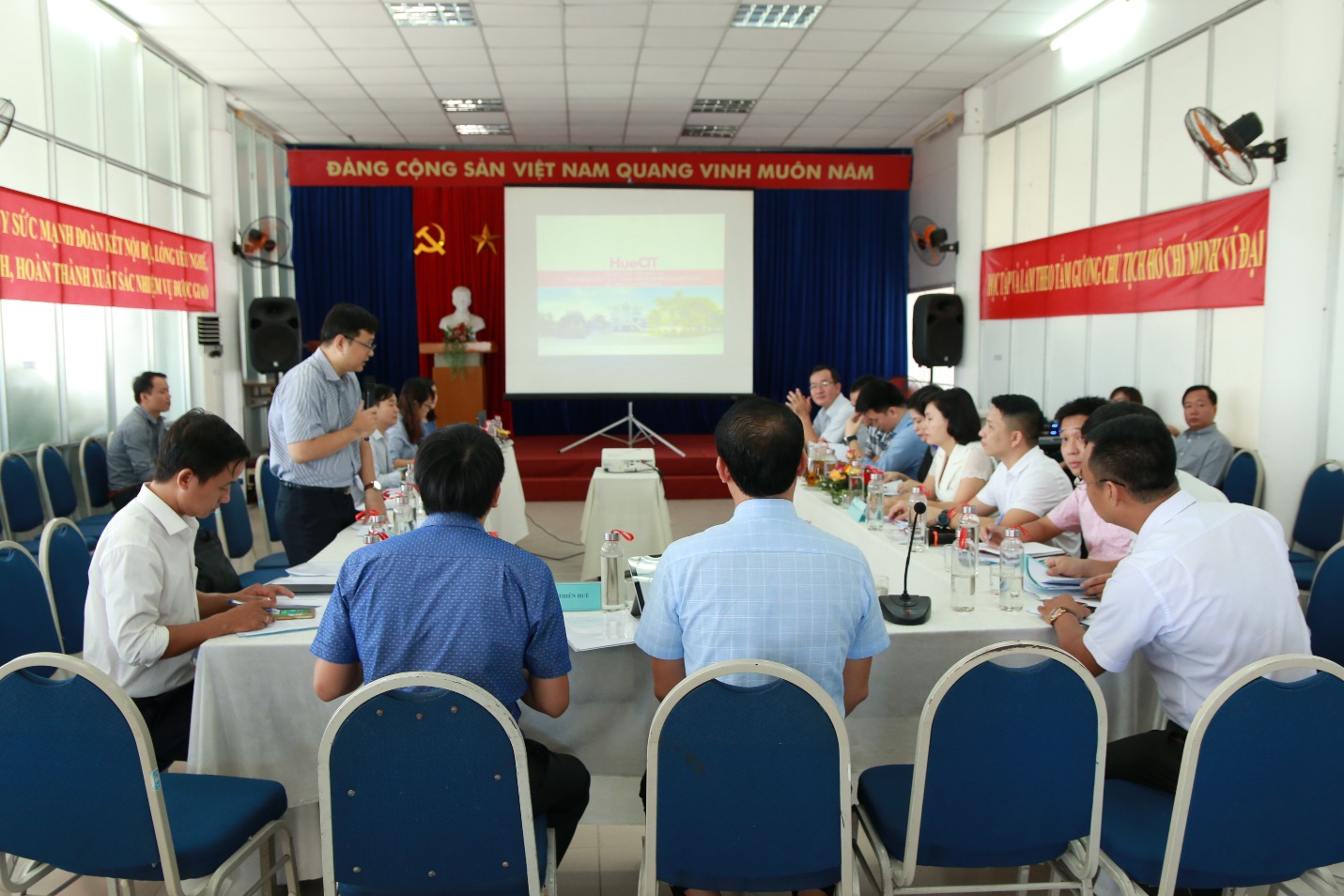 Ông Lâm Nguyễn Hải Long – Giám đốc QTSC trình bày về việc xác định vai trò của các thành viên trong chuỗi Công viên phần mềm Quang Trung
