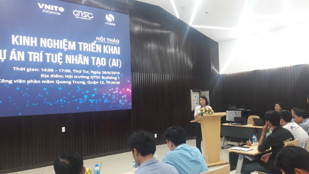 Hình 1: Bà Nhiêu Quốc Trân – Trưởng bộ phận Giải pháp Công nghệ QTSC trình bày tại hội thảo