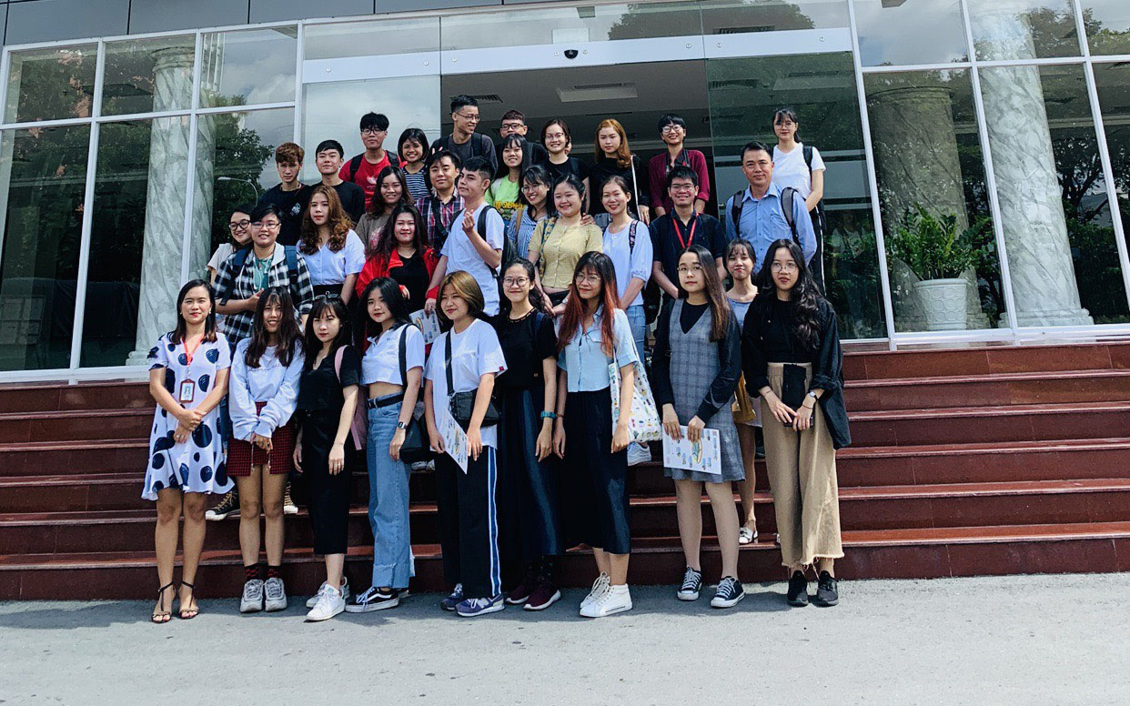 Hình 3: Chụp hình lưu niệm trước tòa nhà QTSC Building 1