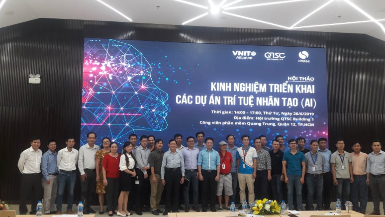 Hình 7: Khách tham dự chụp hình lưu niệm tại hội thảo