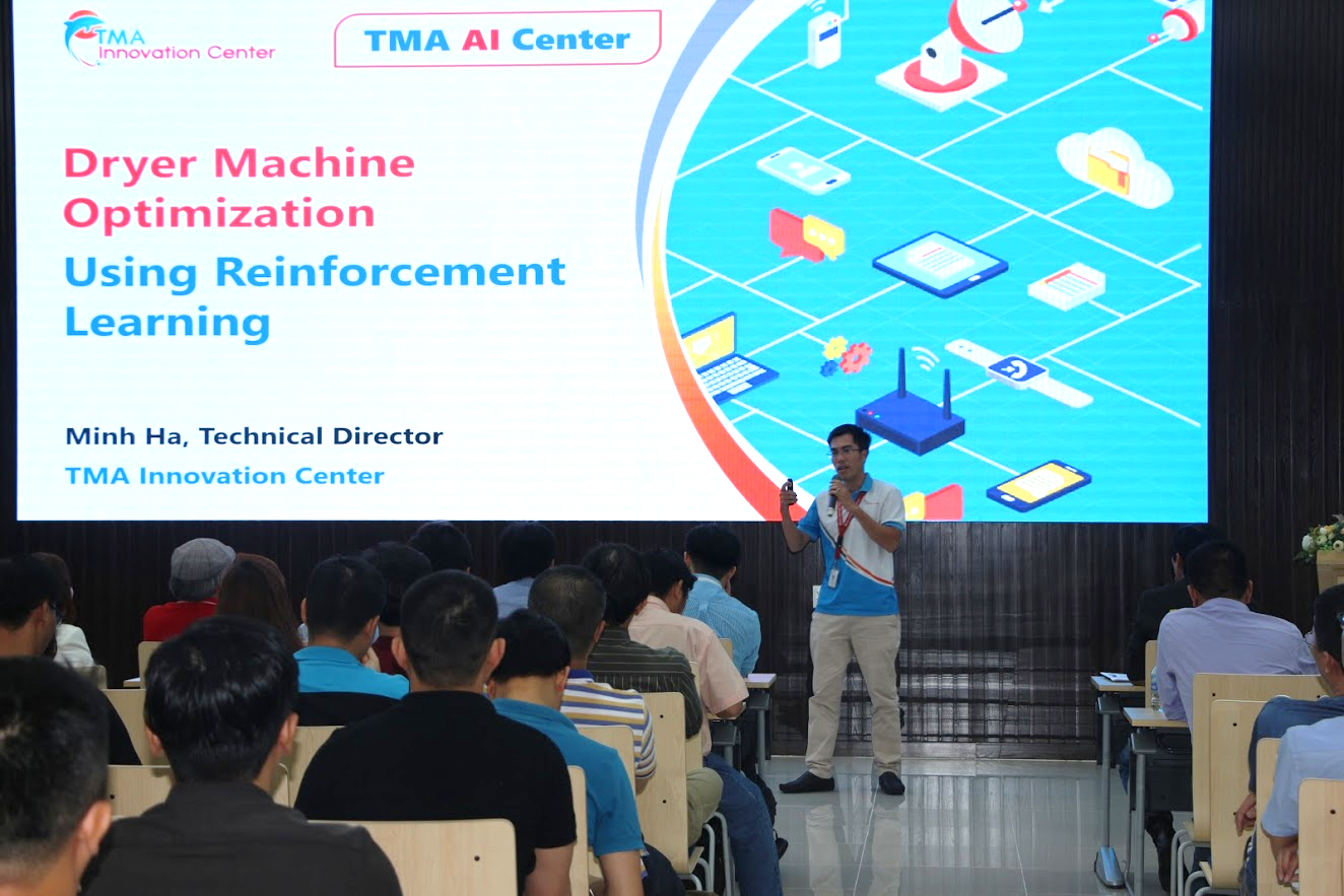Hình 2: Ông Hà Văn Minh, Technical Director, TMA Innovation Center chia sẻ về quá trình thực hiện dự án AI cho hệ thống sấy khô quần áo tự động của một hãng công nghệ nước ngoài