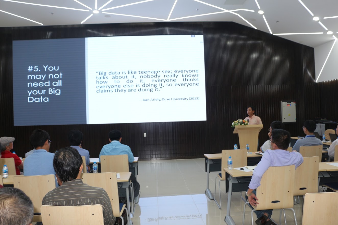 Hình 6: Thạc sĩ Nguyễn Vinh Tiệp, Technical Program Manager công ty Koidra Tech, giảng viên trường ĐH CNTT, Academic Head tại VietAI tại hội thảo