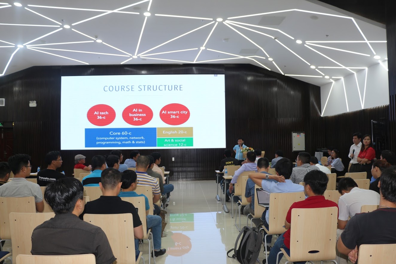 Hình 5: Tiến sĩ Vũ Tường Thụy, Phó Hiệu trưởng trường ĐH Hoa Sen chia sẻ tại hội thảo