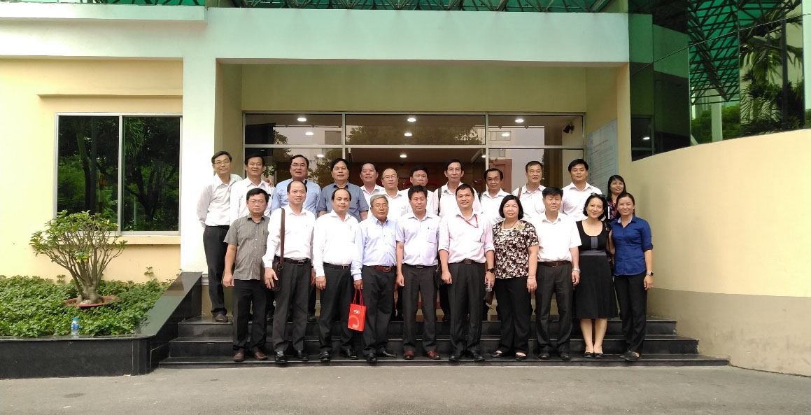 Đoàn chụp hình lưu niệm tại trung tâm Viễn thông QTSC