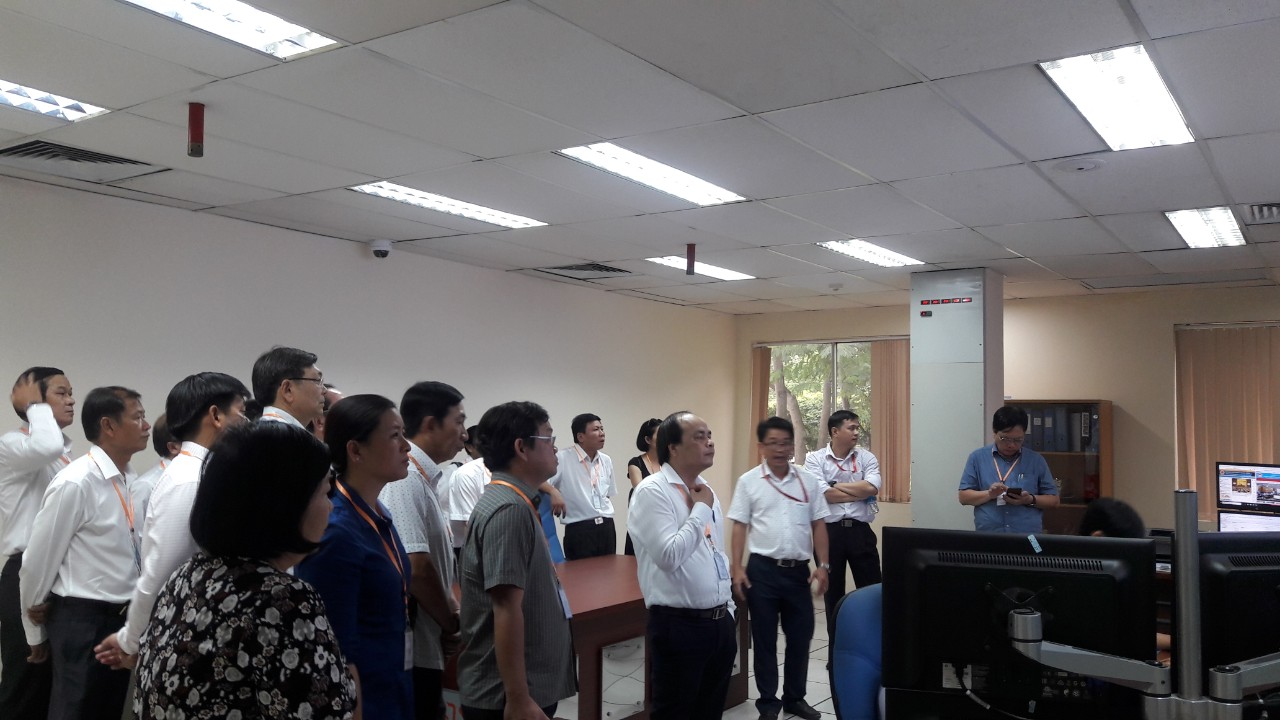 Đoàn tham quan trung tâm viễn thông của QTSC