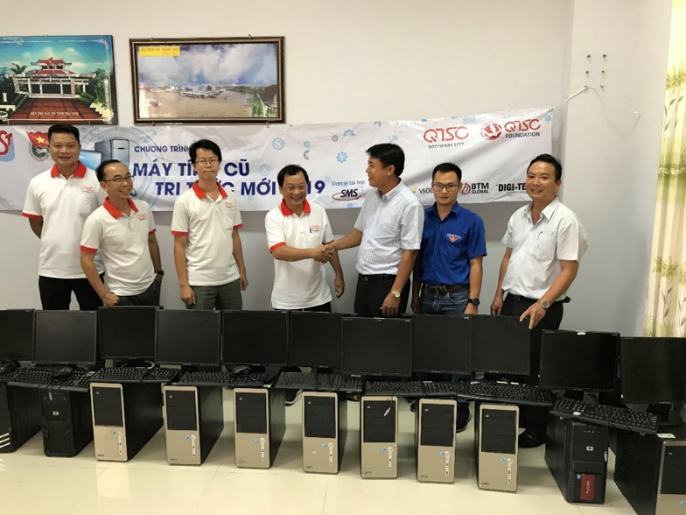 Ông Huỳnh Minh Đệ - Chủ tịch công đoàn QTSC (áo trắng viền đỏ đang bắt tay) trao tặng cho ông Dương Văn Minh Trí – Chánh văn phòng huyện ủy huyện Mang Thít 15 bộ máy tính cũ