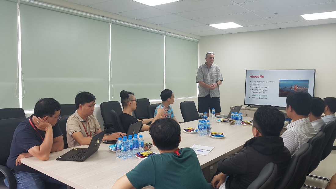  Paul Ambrose shared his experience with Vietnamese IT engineers