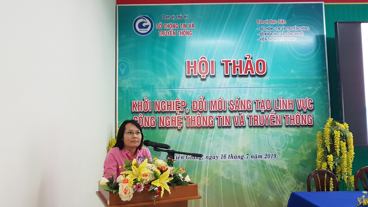 Bà Nhiêu Quốc Trân – Trưởng bộ phận Giải pháp Công nghệ QTSC trình bày tham luận về “Ứng dụng trí tuệ nhân tạo (AI): bài học các nước và kiến nghị cho Việt Nam” tại hội thảo