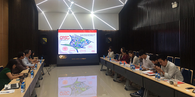 Hình 1: Đoàn làm việc tại QTSC Building 1